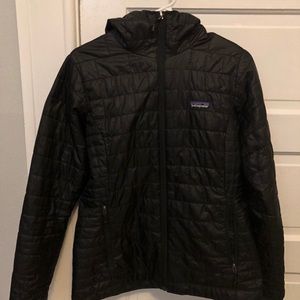 Patagonia women’s black puffer jacket with hood